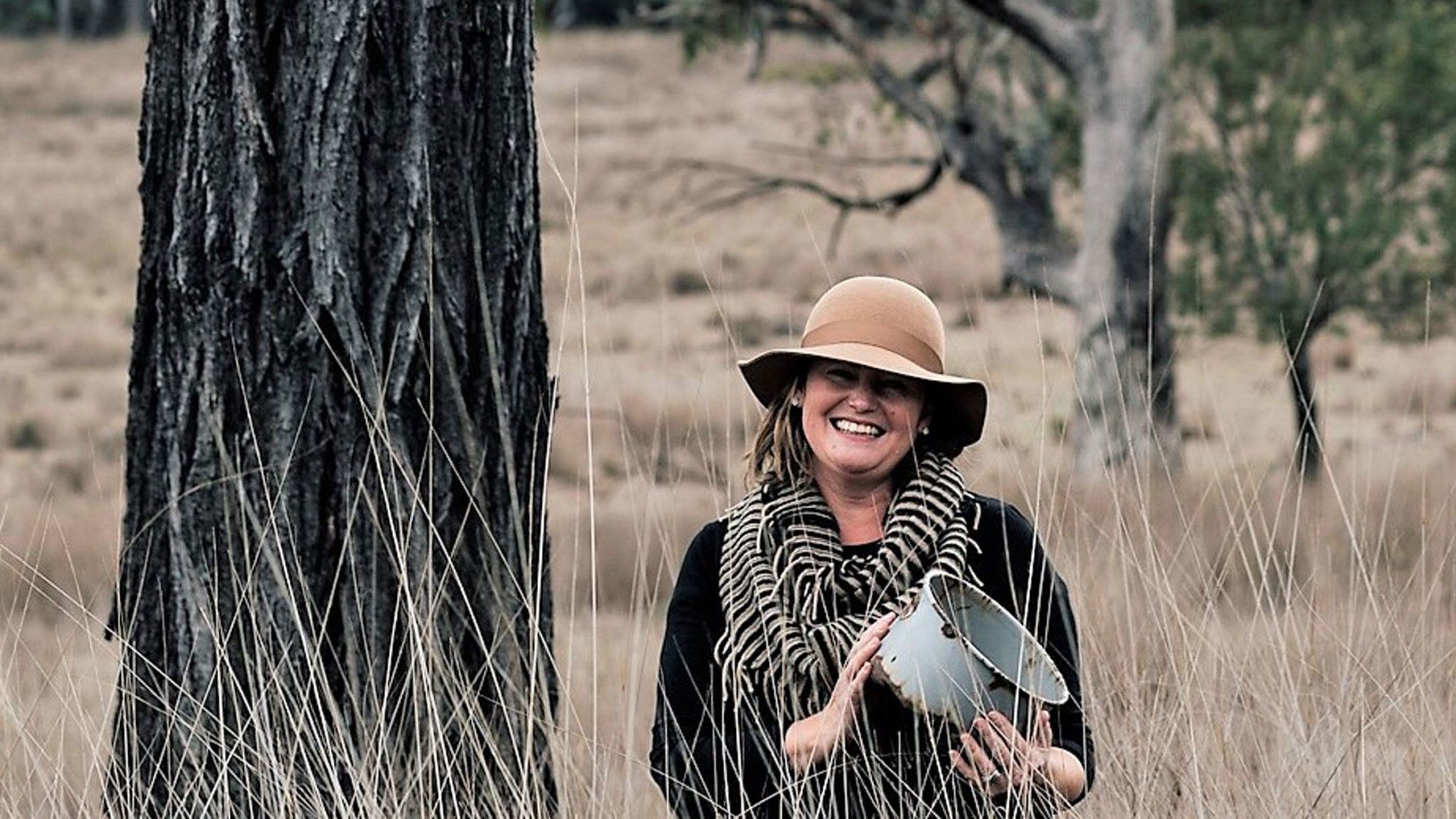 photo-buy-from-the-bush-woman-outback-hat-2048x1152